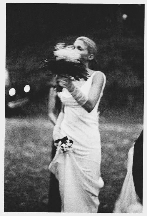 carolyn bessette kennedy holding her wedding bouquet at 1996 wedding
